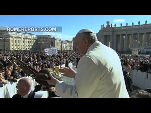 The story behind Pope Francis' alpine hat