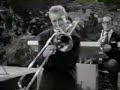 las unicas imagenes en video que conozco en la que aparezca este grande del saxo baritono serge chaloff
son 4 compases pero creo que vale la pena verlos ( los 4 ultimos compases del primer coro de solos despues del tema  aaba)
a destacar su disco blue serge donde se puede apreciar su manera calida de tocar el baritono...escuchar la balada thanks for the memory....
gracias serge...uno de los grandes
northwest passage woody herman big band stan getz-shorty rodgers with zoot sims and al cohn