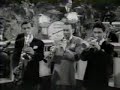 las unicas imagenes en video que conozco en la que aparezca este grande del saxo baritono serge chaloff
son 4 compases pero creo que vale la pena verlos ( los 4 ultimos compases del primer coro de solos despues del tema  aaba)
a destacar su disco blue serge donde se puede apreciar su manera calida de tocar el baritono...escuchar la balada thanks for the memory....
gracias serge...uno de los grandes
northwest passage woody herman big band stan getz-shorty rodgers with zoot sims and al cohn