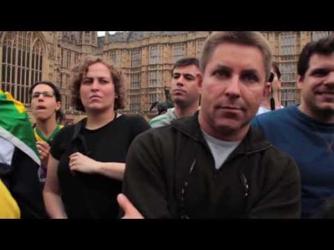 Rede Globo - Por Imprensa Livre 2013: Jornalistas da rede Globo foram hostilizados por participantes das manifestações de Londres em apoio ao Brasil. Marcos Losekann tent...