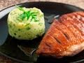 Recette de magret de canard rôti et laqué au miel épicé, purée au pistou de roquette