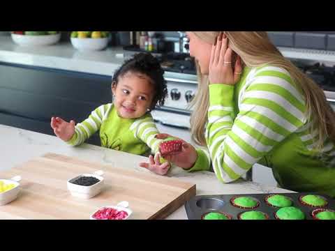 Kylie Jenner: Grinch Cupcakes with Stormi