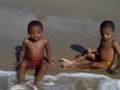 videos de Matheus e Felipe tomando banho de mar