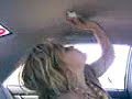 mi hermana buscando se�al de radio del celular en carretera