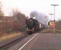 Einfahrt der Dampflok 52 8038 in Rinteln Dez 2006