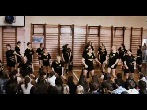 Szarża Grudziądz - 18 kwietnia - Haka - Drzwi Otwarte Dnia 18 kwietnia podczas Drzwi Otwartych II Liceum Ogólnokształcącego rugbyści i rugbystki "Szarży" zaprezentowali maoryski taniec "Haka" nowozelandzkich zawodników rugby. Groźne miny, okrzyki w nieznanym reszcie języku, a także zagrzewający do walki przy