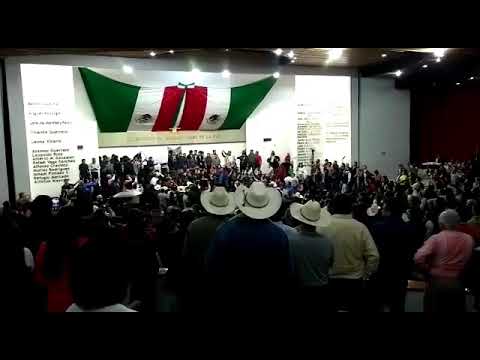 Diputados si, porros no, gritan ciudadanos e interrumpen sesi�n del congreso