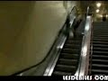 R�gis dessant les escaliers