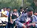 EL MAESTRO DE FISICA TOCANDO EN LA BANDA