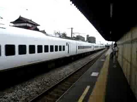 885系かもめと813系回送電車通過