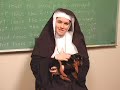rahibe ve <b>küçük</b> köpeği