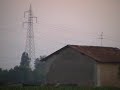 Treviglio, 18 giugno 2005, h.21.20 circa.Filmato realizzato con Videocamera Digitale Panasonica NV-DS 15.Formato mini DV, 20 x optical digital zoom.Durata: 78 sec. N.E. Meteo: ottimo.1° Fase: l'Oggetto è molto luminoso, bordo colore arancione con tacchette scure e sfumature miste al rosso vivo e giallo, si muove lentamente in verticale, la parte centrale si presenta candida e di forma sia discoidale che sferica, si nota posizionato davanti ai fili dell'alta tensione.2° Fase: Nella sua lenta salita, sembra sostare per pochi secondi, per puntare di colpo verso destra e a scatti.3° Fase: Brusca e repentina accelerazione, comparsa a distanza a mò di stella e infine svanisce come un puntino zizzagante e nel nulla.