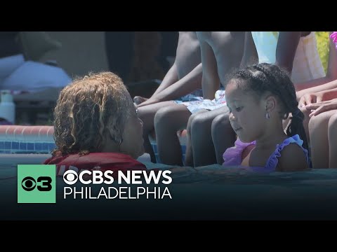 Con i bambini che si affollano nelle piscine tra onda di calore, questo club di nuoto della Pennsylvania offre lezioni di nuoto gratuite | Notizie della CBS Con i bambini che si affollano nelle piscine tra onda di calore, questo club di nuoto della Pennsylvania offre lezioni di nuoto gratuite | Notizie della CBS