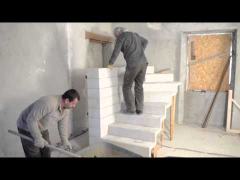 beton - Construction d'un escalier en béton à double quart tournant en kit.
