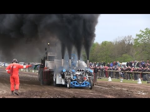 Tractorpulling - First DM in Tractor Pulling at the new pulling arena in Brande. Slædehunden makes two beautiful full pulls! Subscribe Here! - http://www.youtube.com/user/iOW...