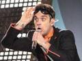 Robbie Williams plays Outrageous Trick