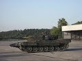 Panzer macht Auto platt