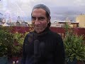 atahualpa yupanqui, pseud�nimo de h�ctor roberto chavero (pergamino, buenos aires, 31 de janeiro de 1908 ? paris, 23 de maio de 1992), foi um compositor, cantor, violonista e escritor argentino. � considerado um dos mais importantes divulgadores de m�sica folcl�rica daquele pa�s. suas composi��es foram cantadas por reconhecidos int�rpretes, como mercedes sosa, alfredo zitarrosa, v�ctor jara, �ngel parra e marie lafor�t, entre outros, continuando a fazer parte do repert�rio de v�rios artistas na argentina e em diferentes partes do mundo.

filho de pai qu�chua e m�e basca, mudou-se ainda crian�a com a fam�lia para agust�n roca, em cuja ferrovia seu pai trabalhava.

na adolesc�ncia, come�a a tomar aulas de viol�o com o concertista bautista almir�n, viajando diariamente os 15 quil�metros que o separavam da casa do mestre. � dessa �poca o pseud�nimo atahualpa yupanqui, em homenagem a atahualpa e tupac yupanqui, os �ltimos governantes incas.


can��es mais conhecidas
cachilo dormido 
camino del indio 
chacarera de las piedras 
el alaz�n 
el aromo 
el arriero 
indiecito dormido 
la a�era 
la pobrecita 
las preguntitas 
le tengo rabia al silencio 
los ejes de mi carreta 
luna tucumana 
milonga del pe�n de campo 
piedra y camino 
recuerdos del portezuelo 
sin caballo y en montiel 
t� que puedes vu�lvete 
viene clareando 
zamba del grillo 

livros
piedra sola ? 1942 
aires indios ? 1943 
cerro bayo ? 1953 
guitarra ? 1960 
el canto del viento ? 1965 
el payador perseguido ? 1972 
confesiones de un payador ? 1984 
la palabra sagrada ? 1989 
la capataza ? 1992
wikip�dia

caludia puy�, gualicho; pedro conde; alejandro medina, beto frontera e cristian aranda.