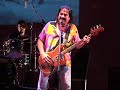 atahualpa yupanqui, pseud�nimo de h�ctor roberto chavero (pergamino, buenos aires, 31 de janeiro de 1908 ? paris, 23 de maio de 1992), foi um compositor, cantor, violonista e escritor argentino. � considerado um dos mais importantes divulgadores de m�sica folcl�rica daquele pa�s. suas composi��es foram cantadas por reconhecidos int�rpretes, como mercedes sosa, alfredo zitarrosa, v�ctor jara, �ngel parra e marie lafor�t, entre outros, continuando a fazer parte do repert�rio de v�rios artistas na argentina e em diferentes partes do mundo.

filho de pai qu�chua e m�e basca, mudou-se ainda crian�a com a fam�lia para agust�n roca, em cuja ferrovia seu pai trabalhava.

na adolesc�ncia, come�a a tomar aulas de viol�o com o concertista bautista almir�n, viajando diariamente os 15 quil�metros que o separavam da casa do mestre. � dessa �poca o pseud�nimo atahualpa yupanqui, em homenagem a atahualpa e tupac yupanqui, os �ltimos governantes incas.


can��es mais conhecidas
cachilo dormido 
camino del indio 
chacarera de las piedras 
el alaz�n 
el aromo 
el arriero 
indiecito dormido 
la a�era 
la pobrecita 
las preguntitas 
le tengo rabia al silencio 
los ejes de mi carreta 
luna tucumana 
milonga del pe�n de campo 
piedra y camino 
recuerdos del portezuelo 
sin caballo y en montiel 
t� que puedes vu�lvete 
viene clareando 
zamba del grillo 

livros
piedra sola ? 1942 
aires indios ? 1943 
cerro bayo ? 1953 
guitarra ? 1960 
el canto del viento ? 1965 
el payador perseguido ? 1972 
confesiones de un payador ? 1984 
la palabra sagrada ? 1989 
la capataza ? 1992
wikip�dia

caludia puy�, gualicho; pedro conde; alejandro medina, beto frontera e cristian aranda.