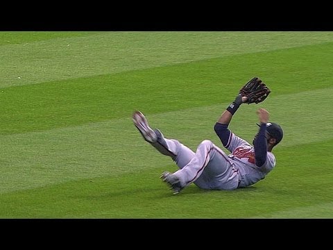 Video: Heyward steals a hit with sliding catch