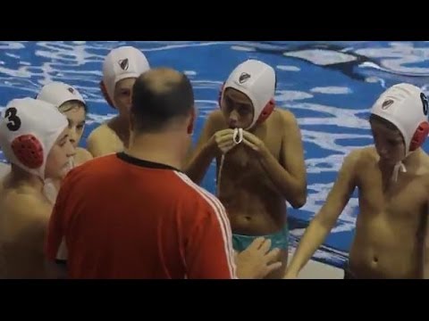 Los mas chicos practican Waterpolo