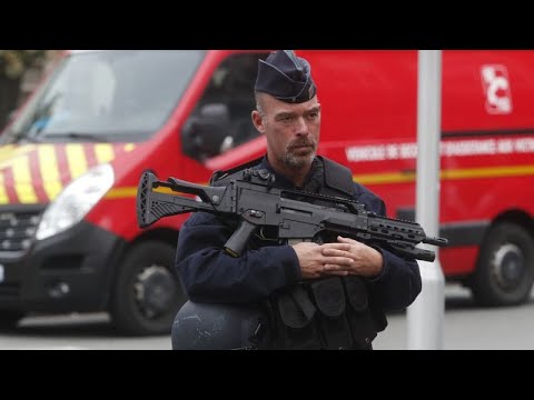 Frankreich: Hchste Terror-Warnstufe nach Messerattacke auf Lehrer in Arras verhngt, erhhter Schulen-Schutz