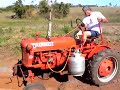 Trator Farmall cub, fabricado em 1948. Motor de 4 cilindros de 9hp e 990cc. Reformado em 1999, continua com todas as peças originais.Tratorista: Antônio Celso Alves Villela. Câmera: Pedro Villela (pcsvillela@gmail.com). Lins-SP Brasil