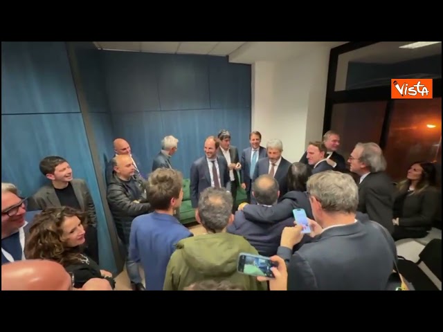 Regionali Campania, applauso per Fico al comitato elettorale con Conte, Schlein, Fratoianni, Bonelli