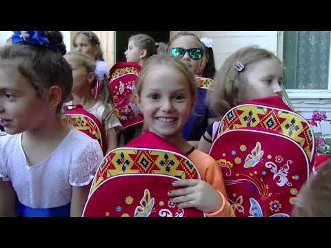 Игорь Додон раздал более 100 ранцев со школьными принадлежностями детям из города Криуляны