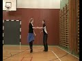 Dama rúllar fyrir framan með krækju og rúllar aftur til baka