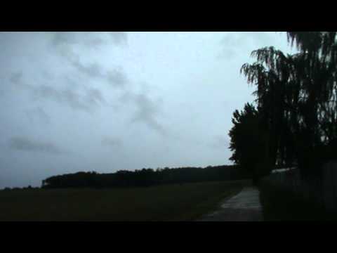 Ok. godziny 19:00 zrobiło sie ciemno jak w nocy.Zaczeło pogrzmiewać w oddali.Superkomórka burzowa poruszała sie bardzo szybko.Ok 19:30 zaczeła sie nawałnica.Wiatr do 100km/h,deszcz do 40 mm a grad do 4 cm średnicy.