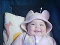Nini brincando e sorrindo
