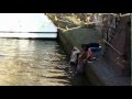 Chicas borrachas caen al agua durante paseo en bote