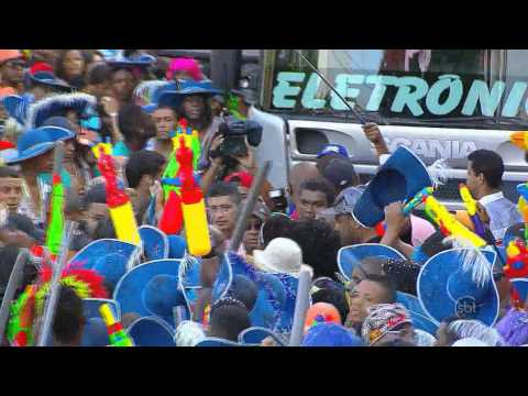 SBT Folia 2014 - Léo Santana desce do trio e faz a festa com os foliões