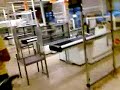 Fietsen door een lege supermarkt Fietsen door een lege supermarkt