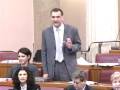 Nenad Stazić postavlja pitanje na aktualnom satu o Vladinom rušenju burze neopreznim izjavama