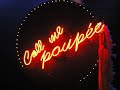 paroles et musique de richard desjardins

j'ai roul� 400 milles
sous un ciel f�ch�.
aux limites de la ville
mon c?ur a clench�.

les gros flashes apparaissent
dans mon �me �gar�e,
les fant�mes se dressent
� chaque pouce carr�.

revenir d'exil
comporte des risques
comme rentrer une aiguille
dans un vieux disque.

y a eu ben du progr�s,
ben d' l'asphalte, ainsi d' suite;
j' me demande qui j' serais
si j'�tais rest� icitte.

une peine imbuvable
� qui la faute?
j'�tais juss' pus capab'
d' la voir avec un autre.

mais c'est tout oubli�,
chu r'dev'nu un homme;
le ti-c?ur pomponn�
s'en vient voir ses vieux chums.

salut les apaches,
salut les crott�s.
vous me trouvez le stash
moi je paie le party.

j'entends la fonderie qui rush;
pour ceux qui l' savent pas
on y br�le la roche
et des tonnes de bons gars.

les grandes chemin�es
�ternelles comme l'enfer;
quand le gaz m'a pogn�
chu v'nu tout � l'envers.

entendez-vous la rumeur,
la loi de la compagnie?

