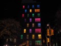 New York'ta bulunan Core isimli bir emlak sirketi, satisa sunduklari 290 Mulberry binasindaki dairelerin satilmasi ve insanlarin ilgisini cekebilmek amaciyla bu ilginc isiklandirma yontemine basvurmuslar. Manhattan'in Lower East Side bolgesinde bulunan dairelerin her biri $7.5 milyon dolardan satilmis.  http://www.youtube.com/watch?v=q5JJ_JwSUTo http://www.youtube.com/watch?v=tfeNUQjhsKQ