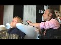 Jesper pr�ver seg som fris�r