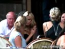la modelo acudi� junto con sus amigas a cenar a una terraza en nueva york.