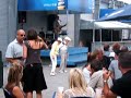 Couple de personnes agés qui dance au vieux port de montréal