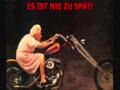 Meine Oma fährt im Hühnerstall Motorrad