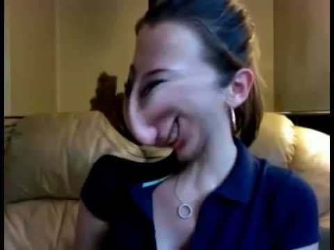 Une femme face à un webcam