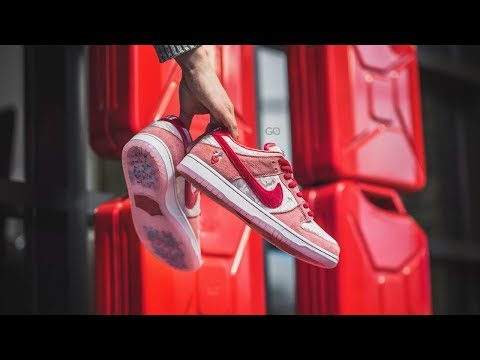 sb dunk low strange love