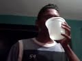 bebe agua perra