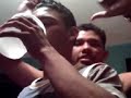 bebe agua perra