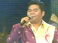 hantaran hati

hasrat jiwa kini
mesra nyata
terciptalah cinta
bahagia satu rasa

ingin ku tempah sebunga emas kuning warna
sinarnya lunas
tangkai bertingkah buatan kemas hasil cipta
orang yang bernas

mari mengupah si bunga perak
putih bersinar cahaya semarak
berkuntum-kuntum tersusun letak
hasil kerja yang bijak

(korus)
bunga-bunga emas serta perak
penuh janji murni dua hati
bunga-bunga emas serta perak
teguh bakti damai satu hati

indahnya gubahan bunga-bunga
warna emas perak jadi tanda
hasrat jiwa kini mesra nyata
terciptalah cinta bahagia satu rasa

bunga emas sudi rangkaikan telus mata
tiada sempadan
indah dari bintang kerdipan rengkuhan jiwa
rakan dan lawan

bunga perak suntingan budi
sekali pandang bertambah seri
alah permata intan baiduri
tentulah ramai yang jatuh hati

(ulang korus)

indahnya gubahan bunga-bunga
warna emas perak jadi tanda
hasrat jiwa kini mesra nyata
terciptalah cinta bahagia satu rasa
