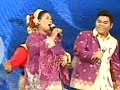 hantaran hati

hasrat jiwa kini
mesra nyata
terciptalah cinta
bahagia satu rasa

ingin ku tempah sebunga emas kuning warna
sinarnya lunas
tangkai bertingkah buatan kemas hasil cipta
orang yang bernas

mari mengupah si bunga perak
putih bersinar cahaya semarak
berkuntum-kuntum tersusun letak
hasil kerja yang bijak

(korus)
bunga-bunga emas serta perak
penuh janji murni dua hati
bunga-bunga emas serta perak
teguh bakti damai satu hati

indahnya gubahan bunga-bunga
warna emas perak jadi tanda
hasrat jiwa kini mesra nyata
terciptalah cinta bahagia satu rasa

bunga emas sudi rangkaikan telus mata
tiada sempadan
indah dari bintang kerdipan rengkuhan jiwa
rakan dan lawan

bunga perak suntingan budi
sekali pandang bertambah seri
alah permata intan baiduri
tentulah ramai yang jatuh hati

(ulang korus)

indahnya gubahan bunga-bunga
warna emas perak jadi tanda
hasrat jiwa kini mesra nyata
terciptalah cinta bahagia satu rasa