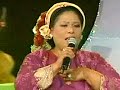 hantaran hati

hasrat jiwa kini
mesra nyata
terciptalah cinta
bahagia satu rasa

ingin ku tempah sebunga emas kuning warna
sinarnya lunas
tangkai bertingkah buatan kemas hasil cipta
orang yang bernas

mari mengupah si bunga perak
putih bersinar cahaya semarak
berkuntum-kuntum tersusun letak
hasil kerja yang bijak

(korus)
bunga-bunga emas serta perak
penuh janji murni dua hati
bunga-bunga emas serta perak
teguh bakti damai satu hati

indahnya gubahan bunga-bunga
warna emas perak jadi tanda
hasrat jiwa kini mesra nyata
terciptalah cinta bahagia satu rasa

bunga emas sudi rangkaikan telus mata
tiada sempadan
indah dari bintang kerdipan rengkuhan jiwa
rakan dan lawan

bunga perak suntingan budi
sekali pandang bertambah seri
alah permata intan baiduri
tentulah ramai yang jatuh hati

(ulang korus)

indahnya gubahan bunga-bunga
warna emas perak jadi tanda
hasrat jiwa kini mesra nyata
terciptalah cinta bahagia satu rasa