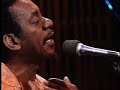 Luiz Melodia e Escola de Música da Rocinha - Cruel (Sérgio Sampaio)Tudo cruel, tudo sistemaTorre babel, falso dilemaÉ uma dor que não esconde o seu papelSão Carlos, morro, BorelEu subo e nunca estou no céuTudo João, nada na mesaDeu no jornal, mãos na cabeçaUm marginal que já não pode mais fugirVai reagirMenino é bom ficar de olho aíQue tudo é desse mundoSurpresa tambémEspinho é bem mais fundoDestino tambémO amor tá quase mudoMinha voz tambémCruel é isso tudoTudo tão mal, tão sem belezaDoce de sal, lágrima presaO que eles falam não se deve nem ouvirVerbo mentirMenino é bom ficar de olho aí.